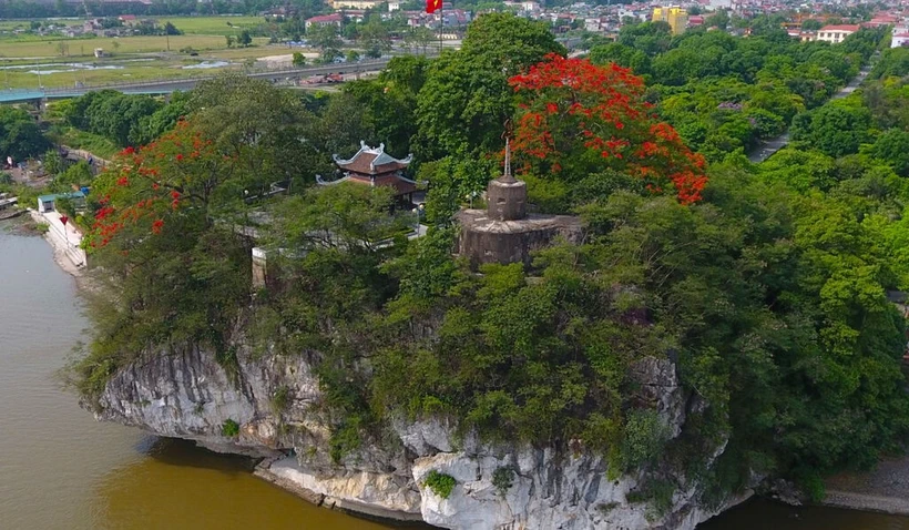 Le mont Non Nuoc, également connu sous le nom de Duc Thuy Son, est une montagne située au bord du confluent des rivières Day et Vân dans le quartier de Thanh Binh de la ville de Ninh Binh. Photo : Mia