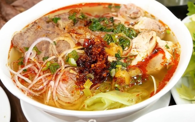 Le bun bo Huê, une combinaison harmonieuse du goût gras du bouillon, du fort arôme de citronnelle et du piquant du piment, créant un plat riche, épicée et profondément satisfaisante. Photo : Shopeefood