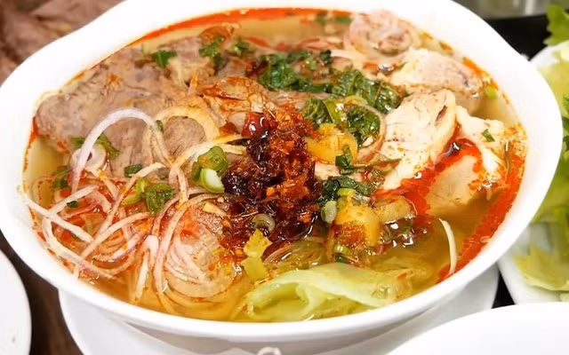 Le bun bo Huê, une combinaison harmonieuse du goût gras du bouillon, du fort arôme de citronnelle et du piquant du piment, créant un plat riche, épicée et profondément satisfaisante. Photo : Shopeefood
