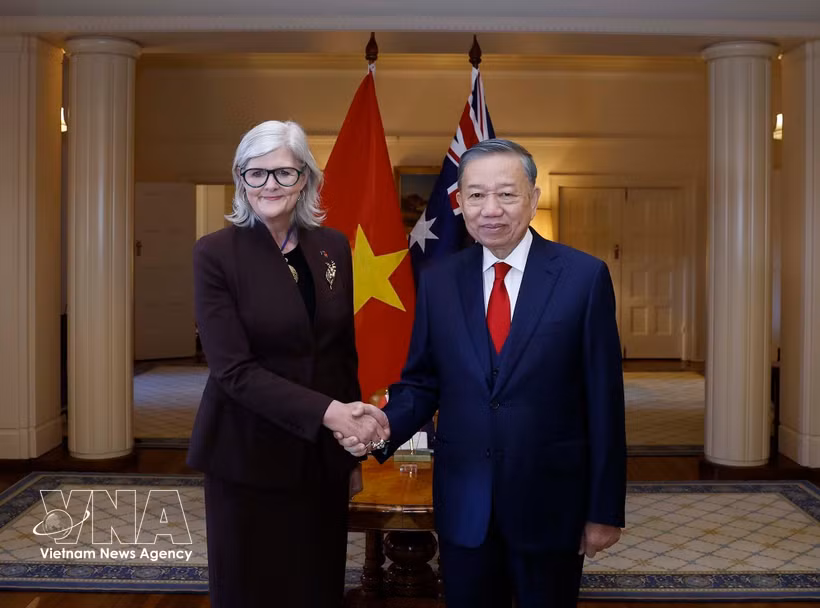 Le secrétaire général du Parti communiste du Vietnam et président de la République, Tô Lâm, et la gouverneure générale d'Australie Sam Mostyn, lors de la cérémonie d'accueil, à Canberra, 11 août 2026, à Canberra. Photo : VNA