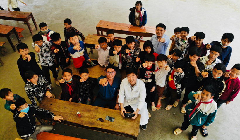 Le docteur Dô Doan Bach en visite médicale auprès de communautés de minorités ethniques dans des régions reculées. Photo : gracieuseté de Dô Doan Bach