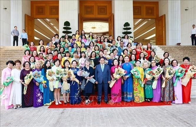 Le Premier ministre Pham Minh Chinh avec des femmes scientifiques et ingénieures lors de la conférence du Réseau international des femmes ingénieurs et scientifiques (INWES) en octobre 2024. Photo : VNA