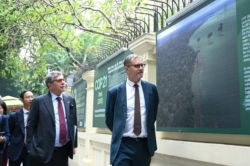 L'ambassadeur de France au Vietnam, Olivier Brochet et l'ambassadeur du Brésil au Vietnam, Marco Farani à l’exposition photographique commémorant le 10ᵉ anniversaire de l’Accord de Paris et illustrant le soutien de la France au Vietnam. Photos : nongnghiepmoitruong.vn