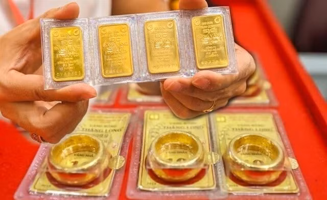 En fonction des objectifs de la politique monétaire, de l'offre et de la demande d'or, des réserves nationales de change et des performances commerciales réelles, la SBV déterminera un quota d'importation annuel total pour le pays (si cela est jugé nécessaire). Photo: VNA