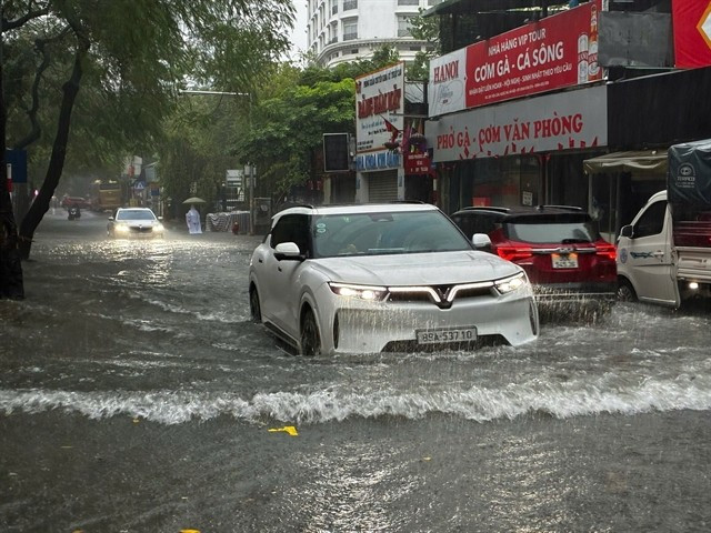 La rue Dôi Cân, à Hanoi, est inondée lors des fortes pluies provoquées par le typhon Matmo, mardi matin 7 octobre. Photo: VNA