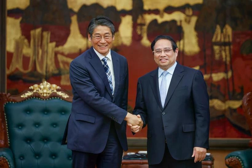 Le Premier ministre Pham Minh Chinh (à droite) serre la main de l’ambassadeur du Japon au Vietnam, Ito Naoki, à Hanoi, le 18 avril. Photo: VNA