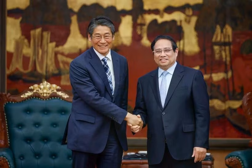 Le Premier ministre Pham Minh Chinh (à droite) serre la main de l’ambassadeur du Japon au Vietnam, Ito Naoki, à Hanoi, le 18 avril. Photo: VNA