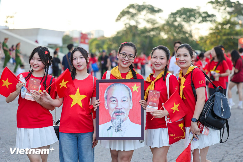 Les jeunes attendent avec impatience la célébration de la Fête nationale, le cœur rempli de fierté nationale. Photo : VietnamPlus