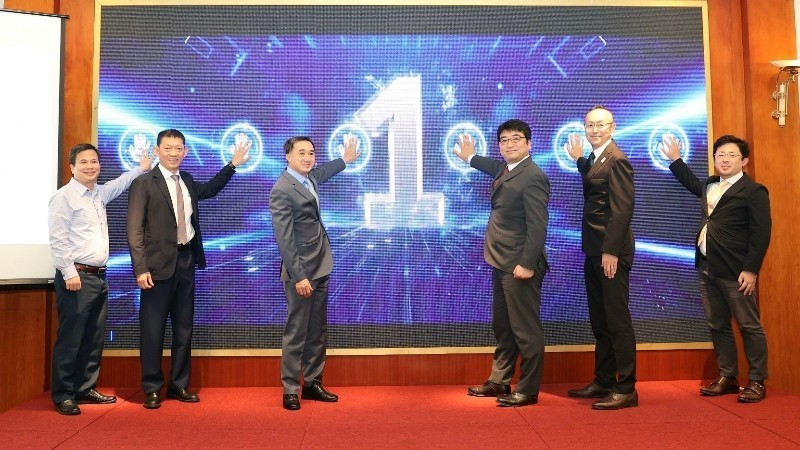 Les délégués pressent le bouton pour lancer le projet de télémédecine. Photo : JICA