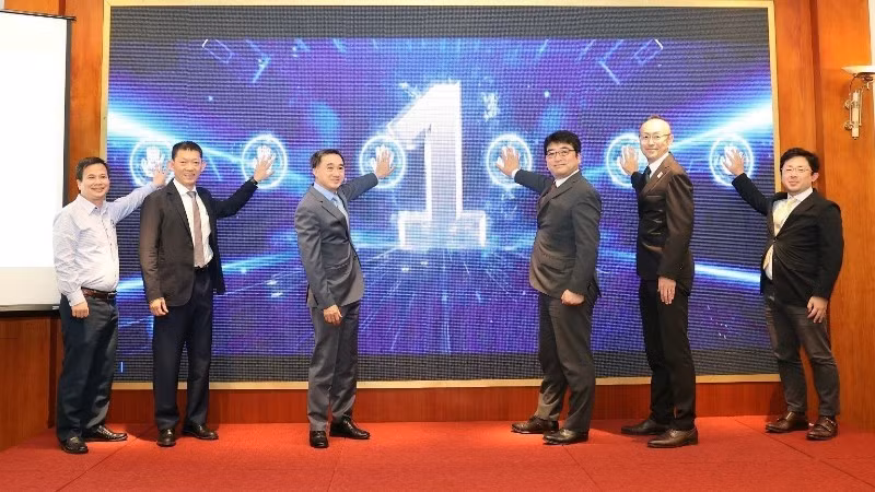 Les délégués pressent le bouton pour lancer le projet de télémédecine. Photo : JICA