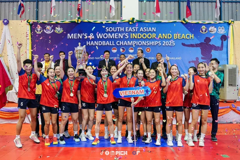 L’équipe féminine vietnamienne de handball célèbre son titre de championne d’Asie du Sud-Est. Photo: thethaovietnamplus.vn