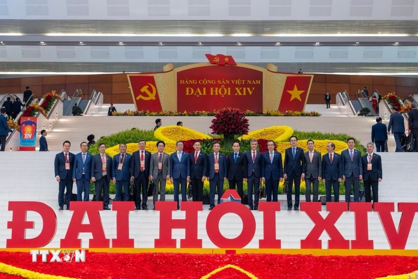 L’ambassadeur du Vietnam en France, Trinh Duc Hai (troisième à partir de la droite) avec des délégués participant au 14e Congrès national du Parti. Photo : VNA