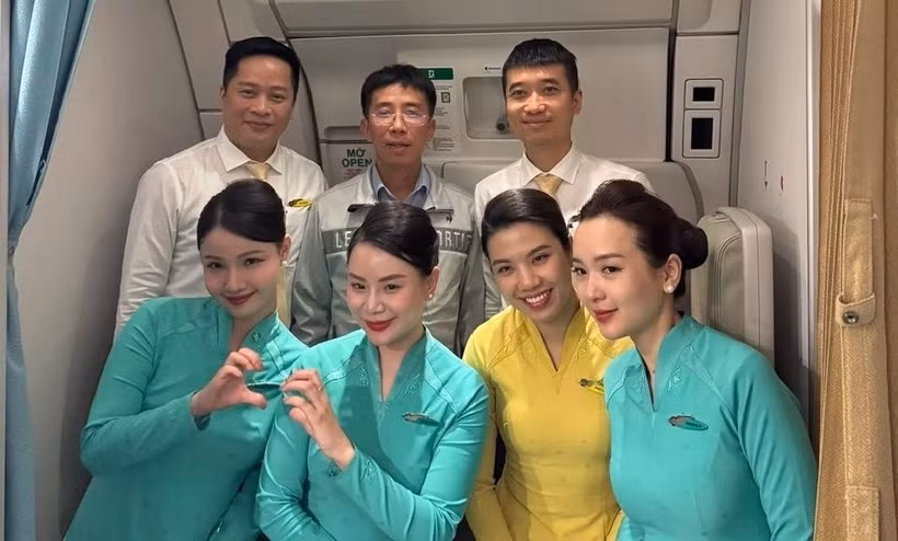 Le professeur Mai Duy Tôn (en chemise grise, au centre de la photo) pose avec l’équipage du vol VN19 le 4 mai. Photo: VnExpress