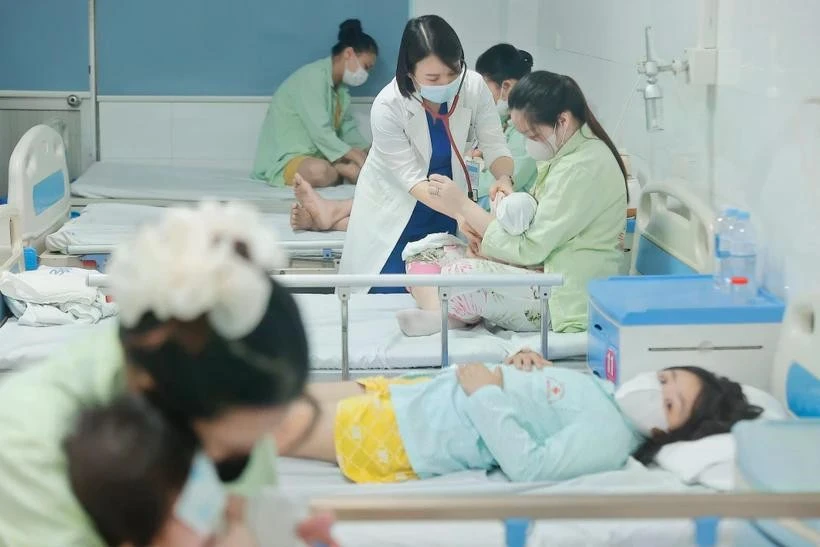 Traitement d’un petit patient atteint du Covid-19 au Département de pédiatrie-néonatalité de l’hôpital Thanh Nhàn, à Hanoi. Photo : VNA