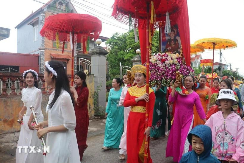 La procession du palanquin lors de la fête de Bà Chua Muôi (Dame du Sel). Photo : VNA