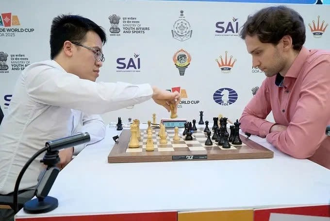 Lê Quang Liêm (à gauche) et l'Allemand Alexander Donchenko croisent le fer à la Coupe du monde d’échecs FIDE 2025. Photo : FIDE