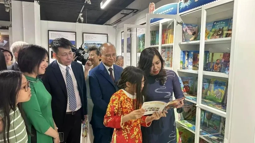 La vice-ministre des Affaires étrangères Lê Thi Thu Hang (droite) a assisté à la cérémonie d'inauguration d’une "Bibliothèque vietnamienne" le 20 juillet 2024 en France. Photo : VNA