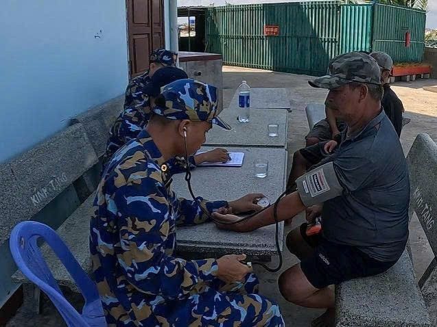 Les médecins militaires stationnés à Da Lat (récif de Ladd) examinent la santé des pêcheurs du bateau de pêche PY 92628TS sinistré. Photo : VNA