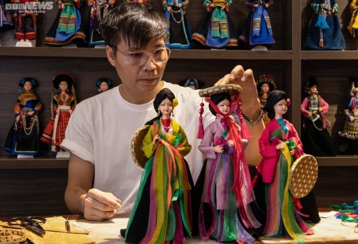 Nguyên Hoàng Anh à côté de sa collection. Photo: VTC News