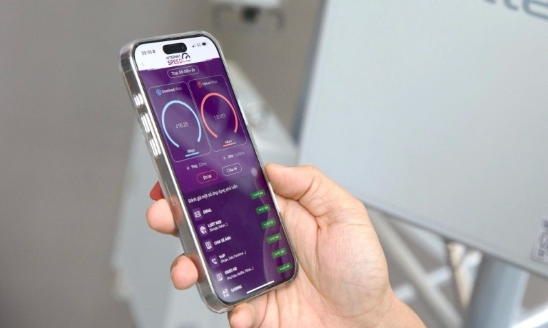 Une personne utilisant l’application i-Speed pour mesurer la vitesse de la 5G. Photo : NDEL