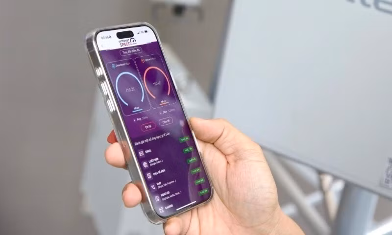 Une personne utilisant l’application i-Speed pour mesurer la vitesse de la 5G. Photo : NDEL
