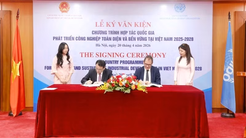 Le vice-ministre des Finances, Trân Quôc Phuong, et le directeur général de l’ONUDI, Gerd Müller, signent le programme de coopération, à Hanoi, le 21 avril. Photo : thoibaotaichinhvietnam.vn