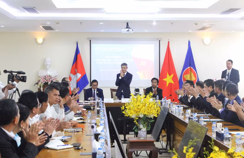 L’ambassadeur du Vietnam au Cambodge, Nguyên Minh Vu (centre) s'exprime lors de la clôture de la table ronde. Photo: VNA