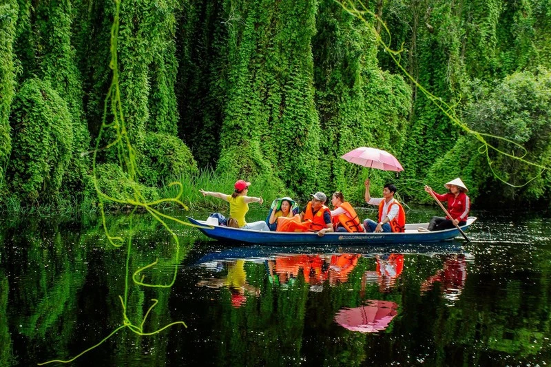 Dans le village flottant de Tân Lâp. Photo : VnExpress