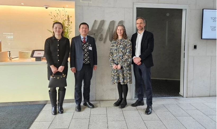 L'ambassadeur Tran Van Tuan et le conseiller commercial en Suède travaillent avec le groupe H&M. Photo: Portail du ministère de l'Industrie et du Commerce