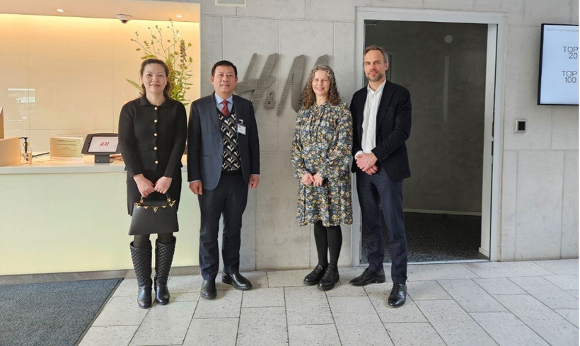 L'ambassadeur Tran Van Tuan et le conseiller commercial en Suède travaillent avec le groupe H&M. Photo: Portail du ministère de l'Industrie et du Commerce