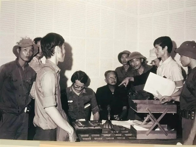 Le président du Sud-Vietnam, Dương Văn Minh (assis à droite), annonce la capitulation inconditionnelle à la station de radio de Saigon, le 30 avril 1975. — Photos dantri.com.vn