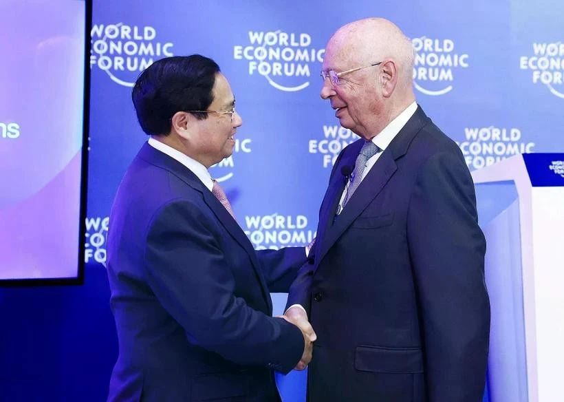 Le Premier ministre Pham Minh Chinh (à gauche) et le fondateur et président exécutif du Forum économique mondial (WEF) Klaus Schwab. Photo : VNA