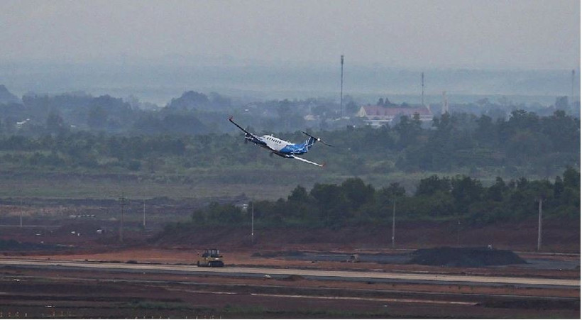 Un Beech KingAir 350ER effectue un vol d’étalonnage à l’aéroport international de Long Thành, dans la province de Dong Nai, le 26 septembre. 