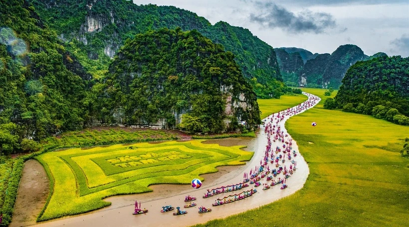 Procession en pirogue sur la rivirère de Ngô Dông lors de la fête de Tam Côc, dans le complexe paysager de Trang An. Photo: VNA