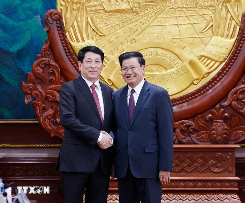 Le président vietnamien Luong Cuong (à gauche) et le secrétaire général du Parti populaire révolutionnaire lao et président lao Thongloun Sisoulith lors de leur entretien, à Vientiane. Photo: VNA