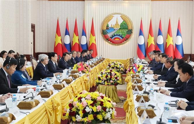 Entrevue entre le président vietnamien Luong Cuong et le Premier ministre lao Sonexay Siphandone, à Vientiane, le 25 avril. Photo : VNA