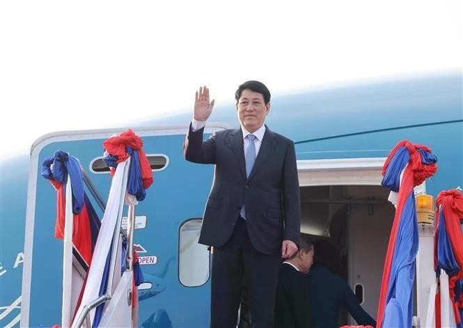 Le président Luong Cuong fait ses adieux à l’aéroport international de Wattay, à Vientiane, au Laos. Photo : VNA