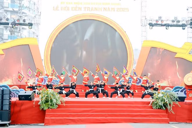 Spectacle en ouverture de la Fête du temple Tranh. Photo : VNA