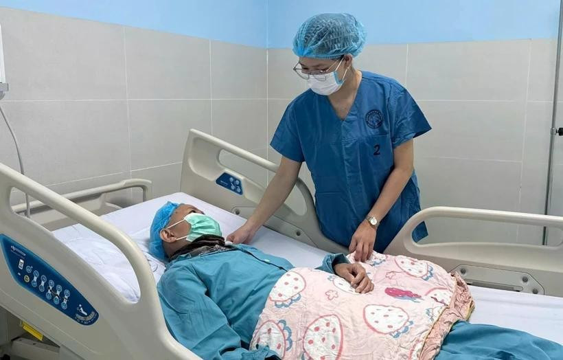 Une femme médecin examine le patient après son autogreffe de cellules souches. Photo : VNA