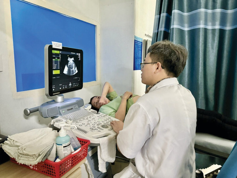 Dépistage des maladies génétiques dans le cadre de la procréation médicalement assistée à l’Hôpital de la poste à Hanoi. Photo : CTV/CVN
