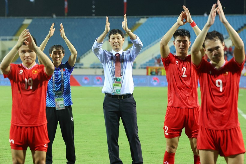 Le Vietnam gagne 13,7 points supplémentaires, passant de la 114e à la 111e place au dernier classement mondial FIFA. Photo: VietnamPlus