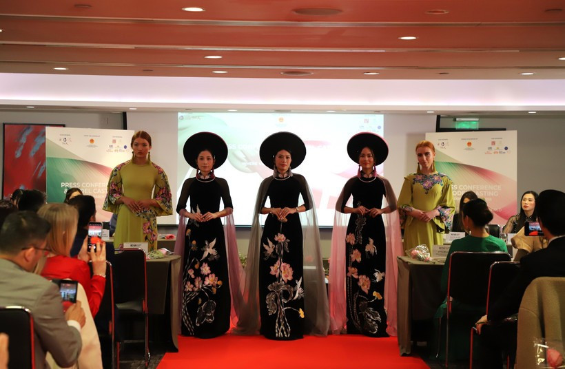 Des mannequins présentent l'ao dài de la styliste Lan Huong lors de la Semaine de la mode de l’ao dài 2026. Photo : VNA
