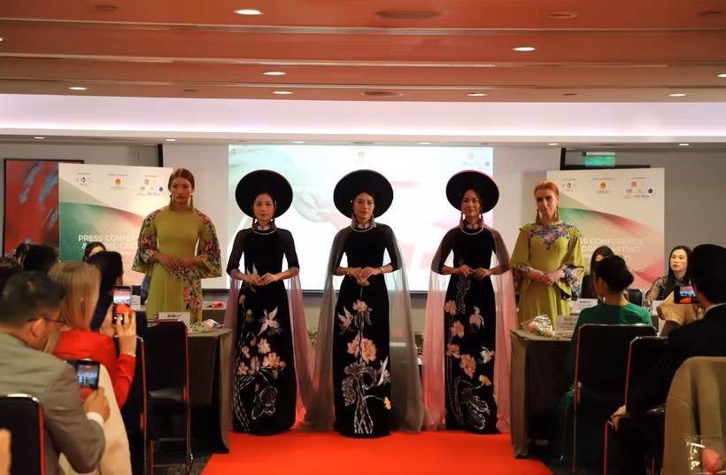 Des mannequins présentent l'ao dài de la styliste Lan Huong lors de la Semaine de la mode de l’ao dài 2026. Photo : VNA