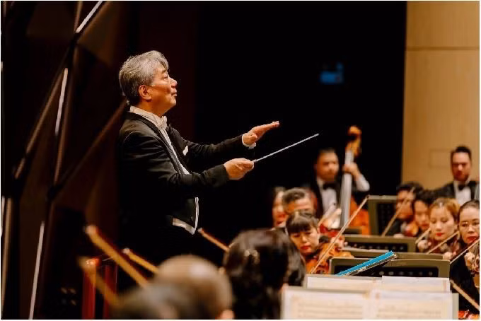 Noël en partage. Les concerts caritatifs seront dirigés par le chef d’orchestre japonais Honna Tetsuji. Photo : VNSO