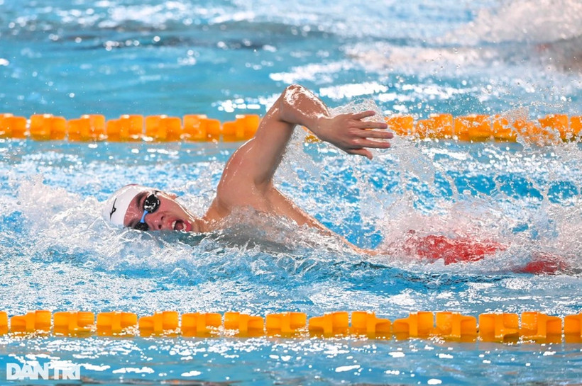 Le nageur vietnamien Huy Hoàng rafle sa deuxième médaille d’or aux Championnats d’Asie de natation 2025, à Ahmedabad, en Inde. Photo: dantri.com.vn