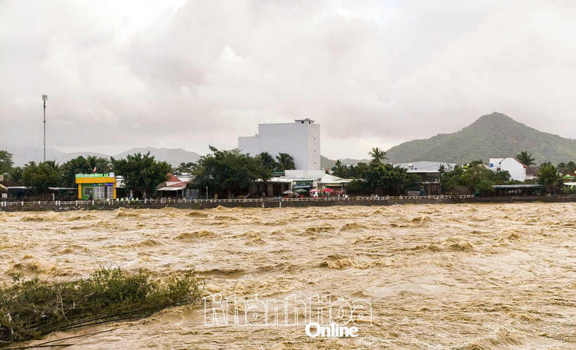 Crue dans la rivière Cai, à Nha Trang, le 4 décembre. Photo: baokhanhhoa.vn