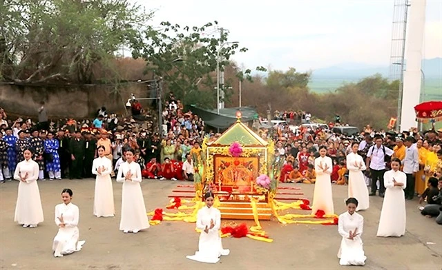 Le Festival de la déesse Bà Chua Xu au mont Sam est l'un des plus grands événements religieux du Sud. An Giang illuminera la célébration de la reconnaissance par l'UNESCO du Festival en tant que patrimoine culturel immatériel. Photo : VNA