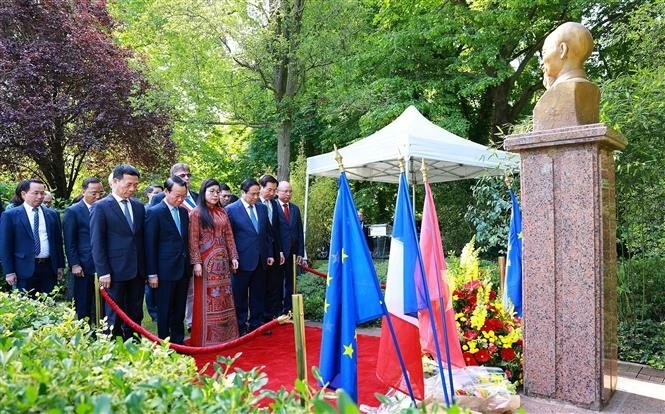 Le Premier ministre Pham Minh Chinh et la délégation vietnamienne ont déposé des fleurs en hommage au président Hô Chi Minh devant sa statue, située dans l’Espace Hô Chi Minh, au parc de Montreau, à Montreuil, en France, le 11 juin au matin. Photo : VNA