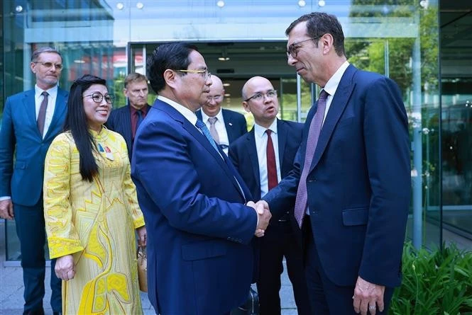 Le Premier ministre Pham Minh Chinh en visite à la Société nationale des chemins de fer français (SNCF) à Paris, le 11 juin. Photo : VNA