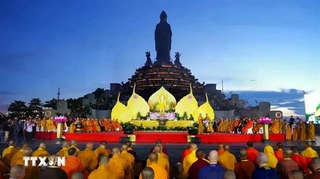 Les reliques de Bouddha ont été transférées de Hô Chi Minh-Ville vers le Centre d'exposition bouddhiste situé sur le mont Ba Den (Dame Noire), dans la province de Tây Ninh (Sud), le 8 mai. Photo: VNA